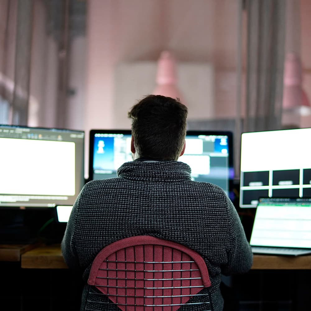 Unser Technik Profi Moritz checkt alle Systeme damit es keine Komplikationen beim Livestream gibt.